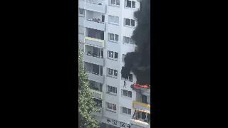  逃生|快跳楼!公寓失火两男童滚滚黑烟窗口逃生 视频曝路人徒手全接住