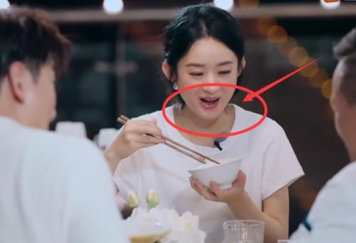  到底|节目滤镜到底有多重？赵丽颖大口吃饭，看清她脱妆后的唇色，懵了