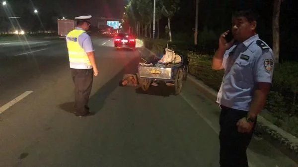 地上|险！醉汉骑三轮车拾荒时一头栽地上昏睡不醒