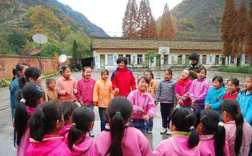 恋爱|清新脱俗的小龙女,和周润发恋爱了5年,59岁的她认真的做公益