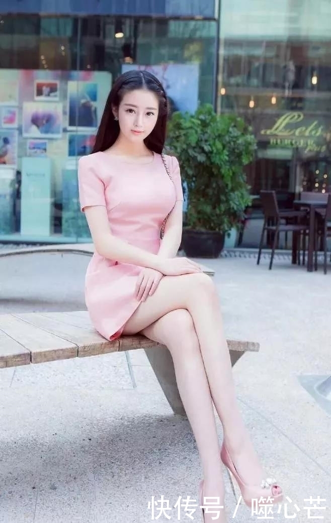 搭配|美女脚上搭配一双粉色系的高跟鞋,整体的搭配设计非常的清新甜美