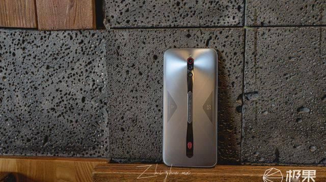 游戏|144Hz “滑”到手软,银翼风暴堪比“空调”,这款手机简直就是为游戏而生。