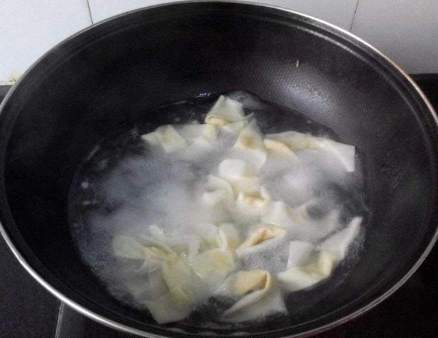 打底|揭秘面馆的馄饨汤,只需要这3样打底,比排骨汤还好喝