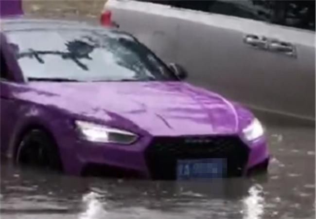  车主|奥迪A4L遭遇内涝，车主下车抱着女友回家，网友：这种男友哪里发？