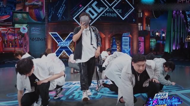  身份|《街舞3》神秘嘉宾出场，张艺兴、王嘉尔施障眼法，真实身份是他