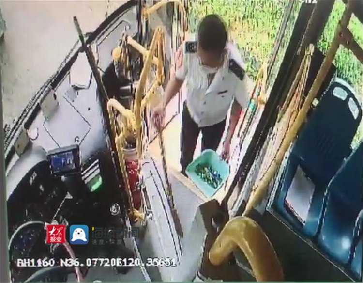  公交|红灯路口 青岛公交驾驶员这个弯腰暖人心！