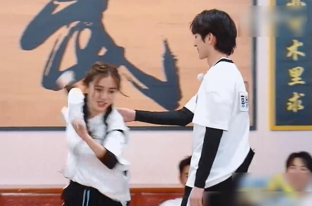  一望而知|baby在追逐中滑倒，看清蔡徐坤的下意识反应，真实素养一望而知