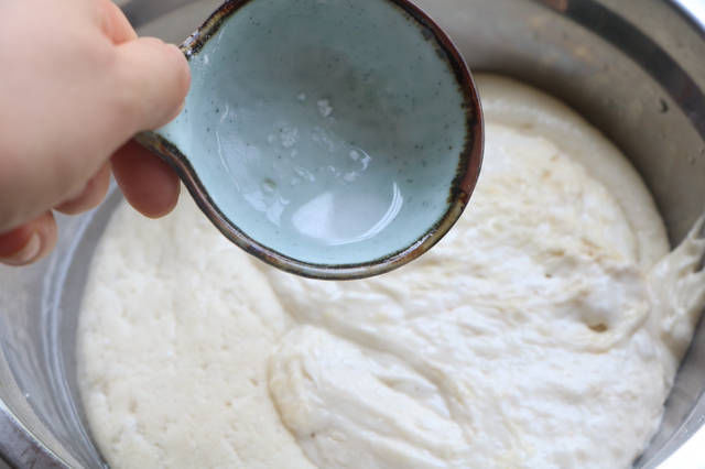 面食|夏天就馋这面食,一周要吃2回,外脆里软层次多,早餐上桌就光盘