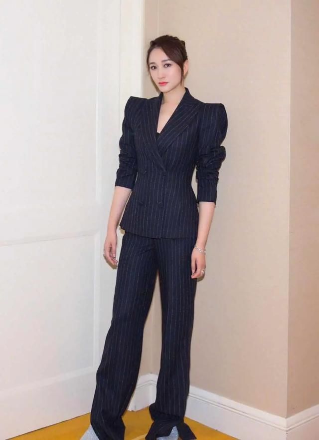 塑料|被李小冉“夹腿坐”迷住,穿粉色连衣裙配塑料斗篷,意外高级优雅