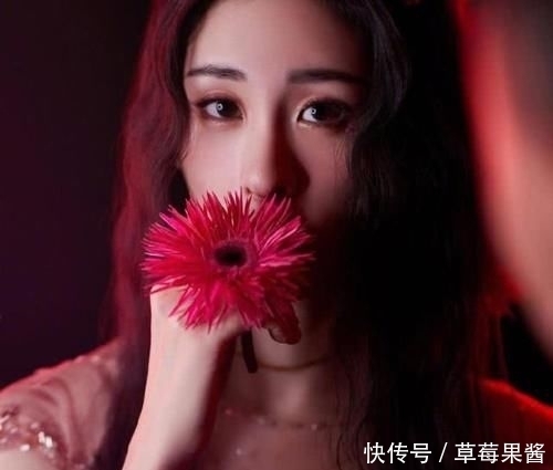 双丰收|曾是那英组“四金花”,因吴莫愁与张碧晨闹翻,今事业爱情双丰收