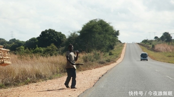 图片来自网络|这里的孩子早早辍学，每天去田里抓老鼠只为一种美味