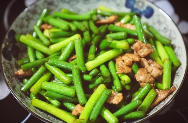 猪肉|炒猪肉,别再直接下锅了,掌握2个技巧,猪肉又香又嫩还不粘锅