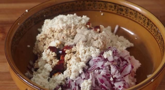 吃法|五花肉别红烧了,加1块豆腐,教你解馋新吃法,孩子一口一个