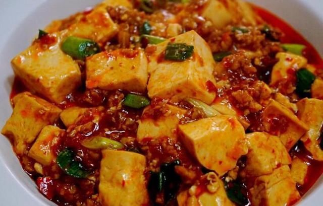 倒进锅里|做“麻婆豆腐”时别急着下锅炒,多做这一步,豆腐香嫩又入味!