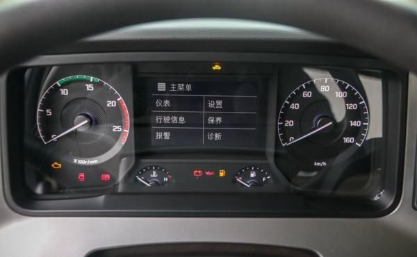  实拍|新增各种预警配置，实拍520马力现代创虎重卡，还有越野模式