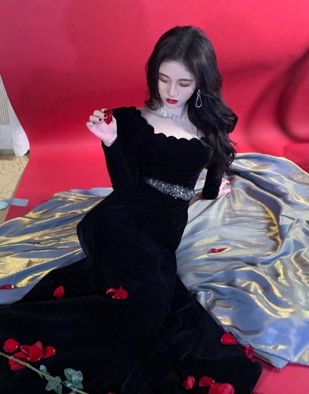 学习她|别跷二郎腿了!现在流行美人坐,看看热巴、鞠婧祎就知道有多惊艳