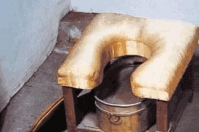  猪圈上|古代上厕所有多痛苦？一拉水花四溅，要锻炼多年才能“完美掉落”