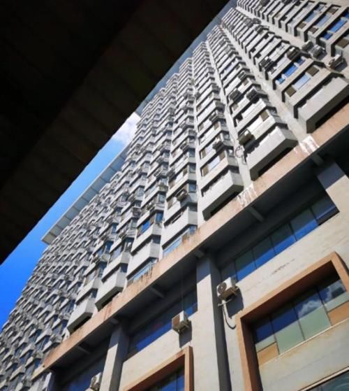  这次|高空坠物屡禁不止，这次是扳手直接插头上，下次又是什么？