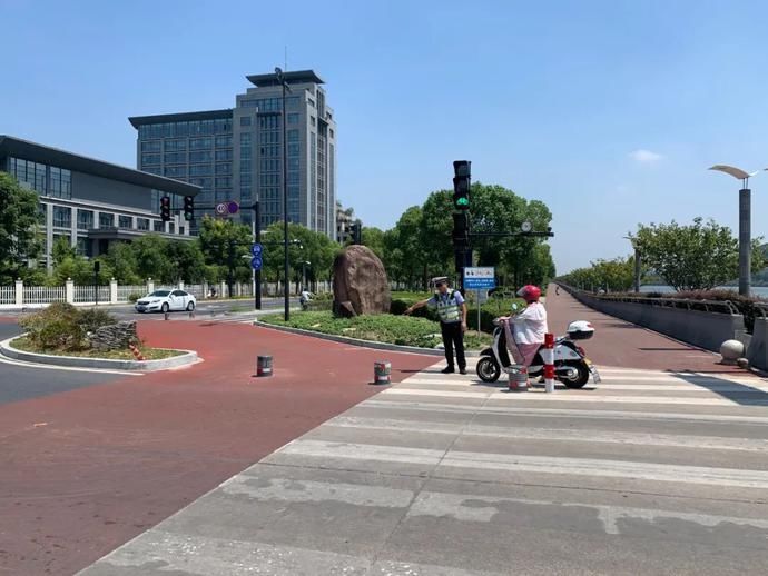 焦警|烈日“爆表”下的“焦警”，“暑”你最美！