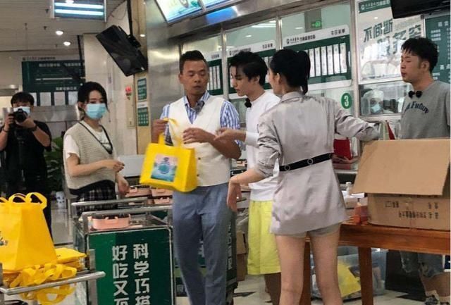 中餐厅|王俊凯最新路透来袭,路人随手拍下生图,身高太令人心动了