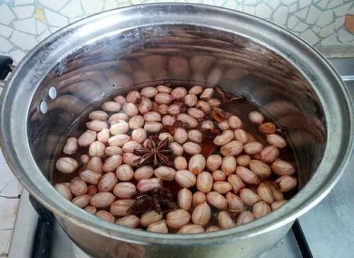  浸泡两小|水煮花生米，先下锅煮就错啦。难怪不脆不入味，大厨:这样做才对