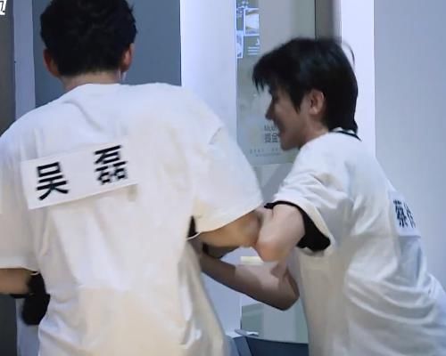 蔡徐坤|跑男越来越假?郑恺2次被新人撕掉名牌,李晨说自己佩服蔡徐坤