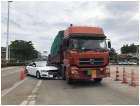  缓慢|“咔咔”一声响，缓慢通行的大货车压上停在一旁的奥迪