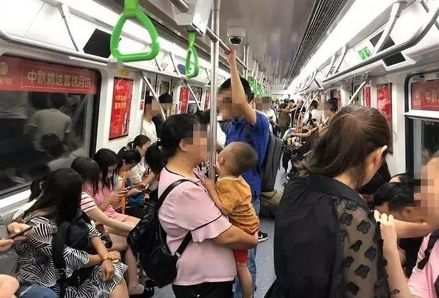  出门|周末出门乘地铁，孩子当心这几个安全常识，遇到紧急情况勿惊慌