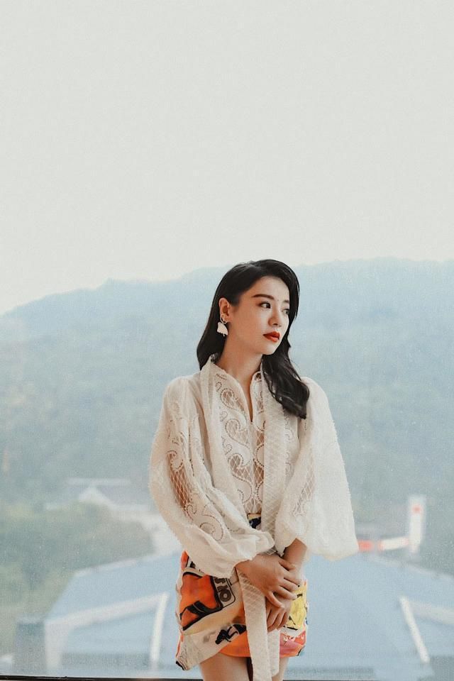  风格|丁当出席活动意扮嫩，一身印花连衣裙太土气，不仅显老还没气质