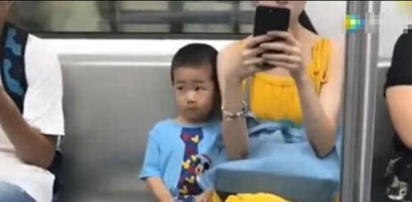 没教养|孩子地铁上没让座，被老人骂没教养，宝妈霸气回怼：请互相理解