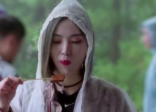  架子|郑爽录节目时偷懒吃路边摊，却不付钱拿起就吃，演员架子可真大