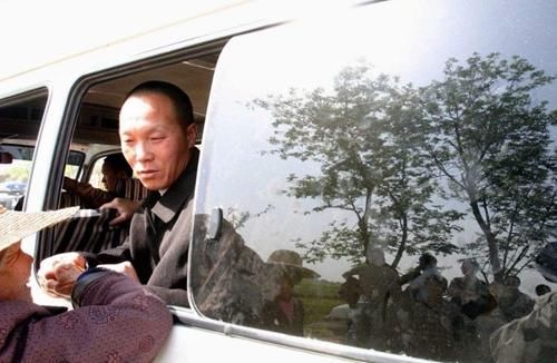 幸福|他因“杀妻被”判15年，11年后妻子突然回家，直言：我现在很幸福