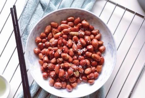  有人|炸花生米时，有人热油下锅有人先泡水？教你正确做法，酥香脆