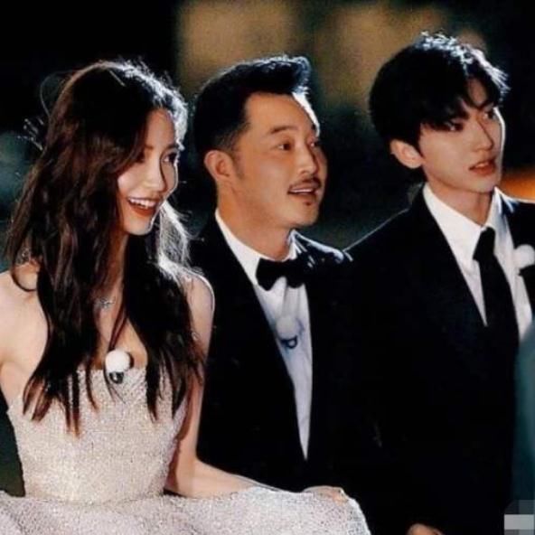 动作|蔡徐坤为baby开车门,谁注意了baby的下意识动作?修养不是装出来的