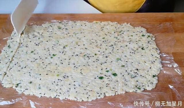 特别|剩米饭不要炒着吃了，试试这种做法，咬一口又酥又脆，特别的香
