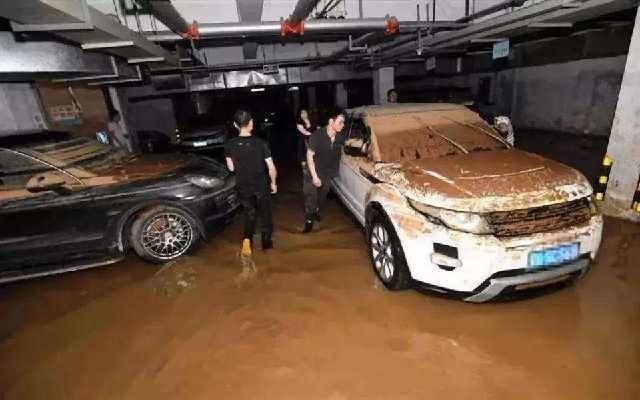  蜀黍|积水路段怎么过？交警蜀黍给你支招！