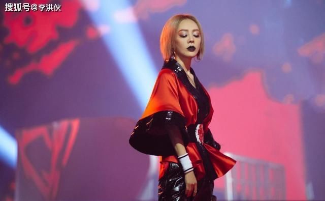  郁可唯|张含韵 郁可唯 许飞 李斯丹妮，这些超女还是选手，李宇春已成导师