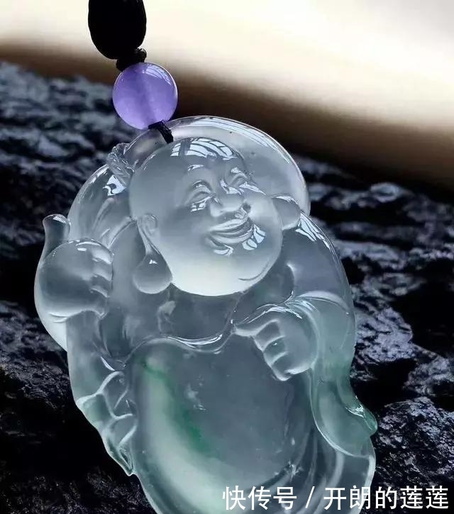 老大爷|老大爷嫌自己佩戴的翡翠水头不太好,用水一泡后,一看吓了一跳!