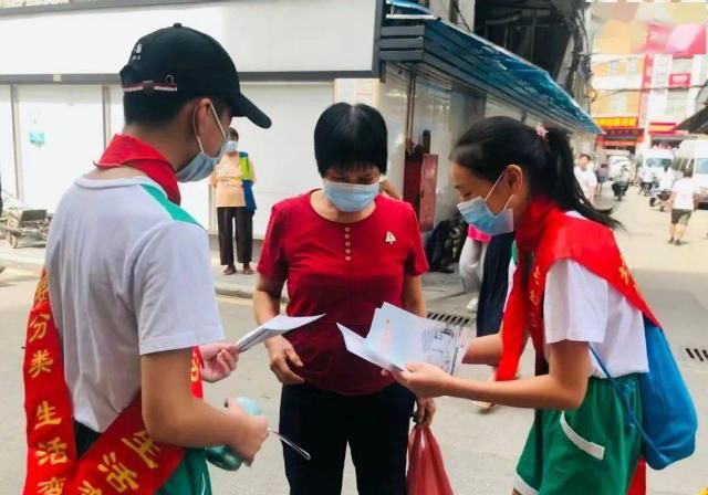  垃圾|“走街串巷，体验守桶”！龙岗路小学学生成了西街社区垃圾分类志愿者