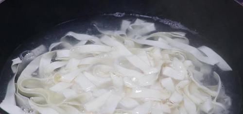  简单|茄子别再炒菜吃了，教你一个传统茄丁打卤面，做法简单一碗不够吃