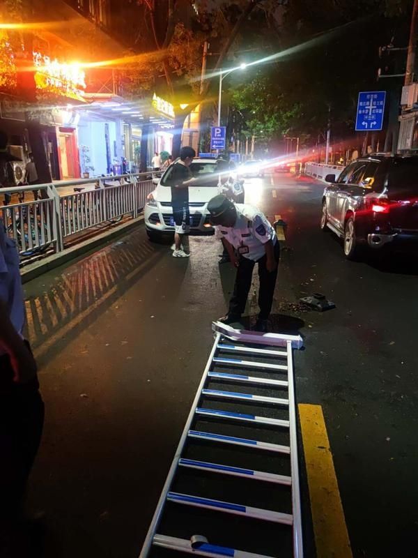  撞断|越野车撞断隔离栏，司机竟说不清咋撞的？