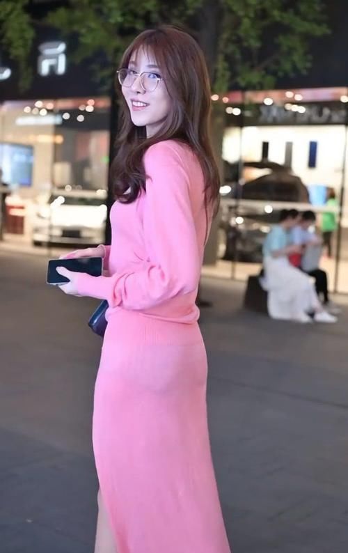 保准|牛仔裤早就凉了,现在街头贼火“人字裙”,穿上保准男生很喜欢!