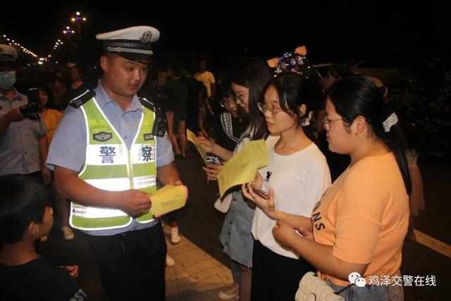  鸡泽|「一盔一带」鸡泽交警夜市摆地摊宣传交通安全