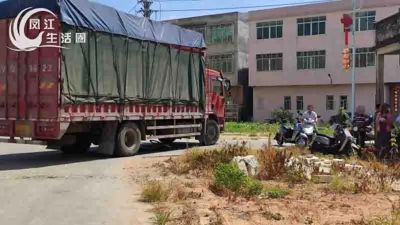  货车|简讯两则 | 揭西发生一起大货车与自行车碰撞事故，伤者倒地不起...