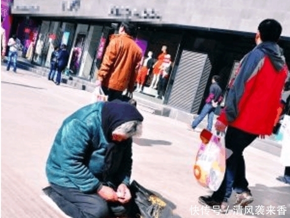  抢走|孙女弄丢救命钱, 奶奶跪着痛哭, 路人抢走她的袋子, 惊喜突然来了