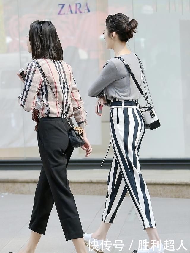 小姐姐|街拍美女:小姐姐简简单单的搭配,却给人耳目一新的感觉