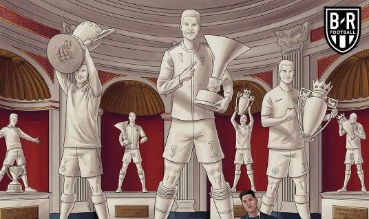  拿到|C罗太低调了，站人群角落庆祝！冠军拿到手软，35岁已看淡一切