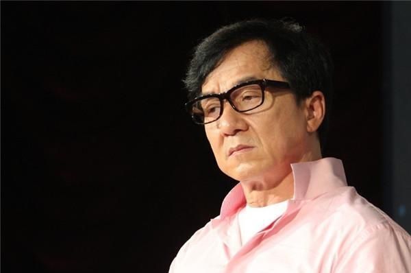  电影|为纪念恩师从21楼跳下，取景中险坠机，成龙“拿命拍”这部电影！