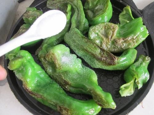 青椒|最馋这菜,煎一煎就上桌,鲜辣香超入味,一大盘才2块钱
