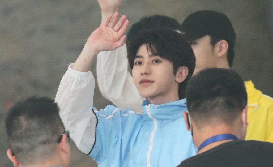  蔡徐坤的身|陈立农录制《跑男》，与182的蔡徐坤同框，这身高差我没眼花吧？